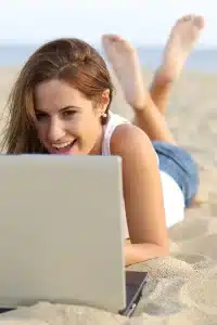 ung kvinde giver god anmeldelse på computer