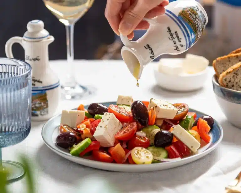 græsk måltid med oliven olie