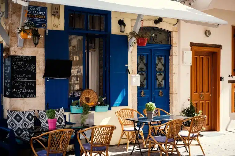 Græsk restaurant med smuk indretning
