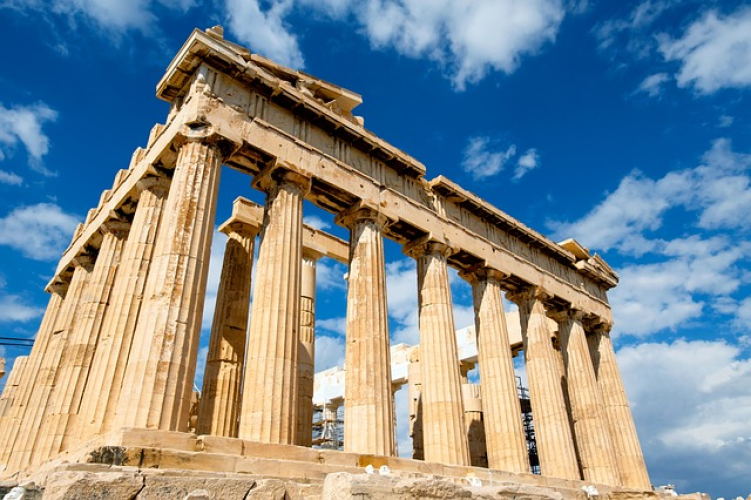 smuk antik bygning i Athen