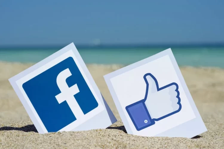 billede af Facebook logoer på strand i udlandet